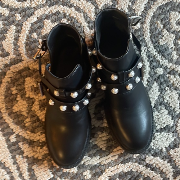 Black cut out booties with straps - Picture 2 of 9